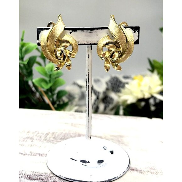 Vintage Gold Tone Clip-On Leaf Earrings Floral Swirl Design by Lisner - Picture 5 of 6